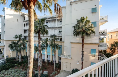 Sunnyside Condo | Bright condo in Carillon w/ large deck & shared pool - near the beach and lake!
