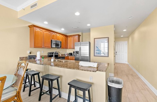 Upper Grand Lagoon Condo | Bright condo with pool & hot tub access, high-speed WiFi & washer/dryer