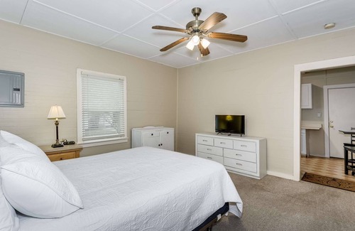 Southeast Pensacola House | Budget Friendly Centrally Located in East Hill - Free Off Street Parking - Free Fast Internet & WiFi