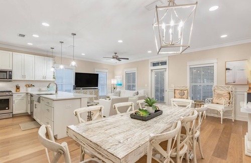 Seacrest House | Casa De La Sirena - Seacrest with Community Pool, 6-Seater Golf Cart, 3 Bikes