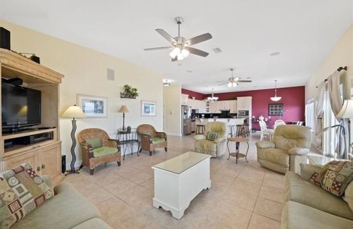 Lullwater Beach On Gulf Of Mexico House | CFLAT - Large, luxurious beachfront home located within walking distance to Pier Park