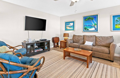 Navarre Beach Condo | Charming Condo with Shared Pool, Washer/Dryer, High-Speed WiFi, and Central AC