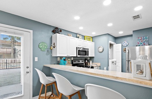 Navarre Beach Condo | Charming Condo with Shared Pool, Washer/Dryer, High-Speed WiFi, and Central AC