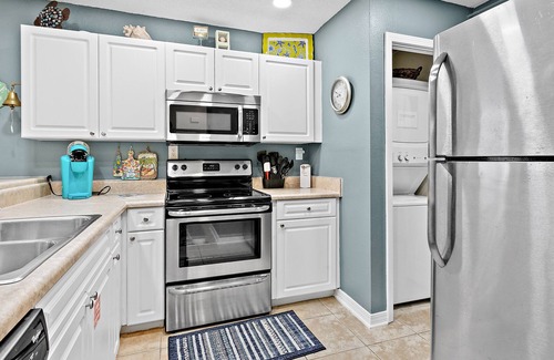 Navarre Beach Condo | Charming Condo with Shared Pool, Washer/Dryer, High-Speed WiFi, and Central AC