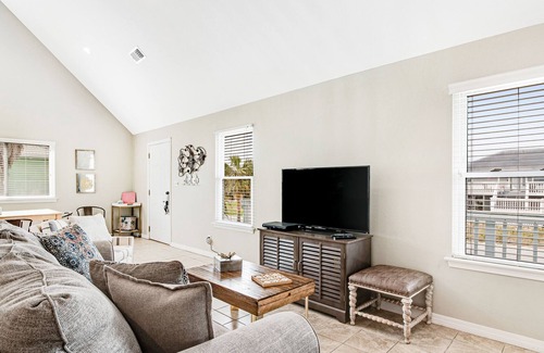 Toilla Segunda House | Charming home with high-speed WiFi & Gulf views - one block to beach!