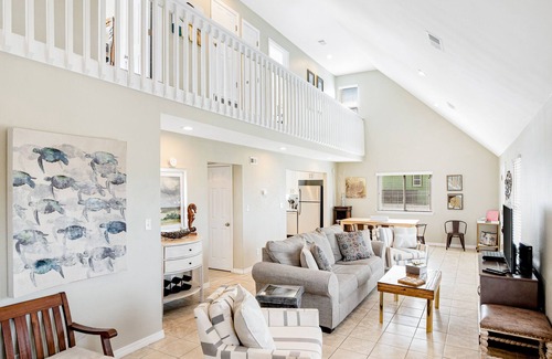 Toilla Segunda House | Charming home with high-speed WiFi & Gulf views - one block to beach!