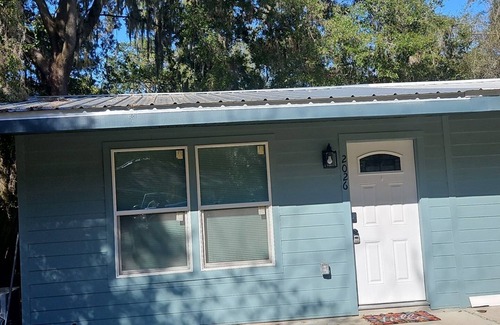 Gainesville Apartment | Charming posh 1-bedroom/1 bathroom apartment in Gainesville!