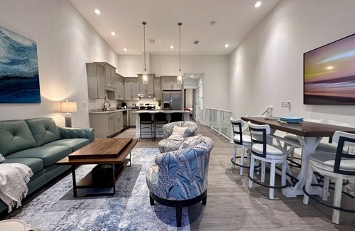 Fort Walton Beach Condo | Chic Coastal Retreat/Minutes to Beach/Dog Friendly!