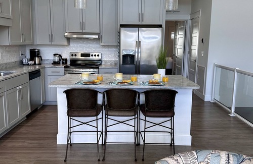 Fort Walton Beach Condo | Chic Coastal Retreat/Minutes to Beach/Dog Friendly!