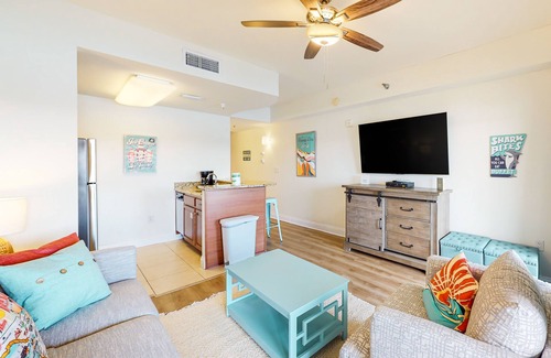 Sunnyside Apartment | Classy condo with lake view, pools, hot tubs & seasonal beach service