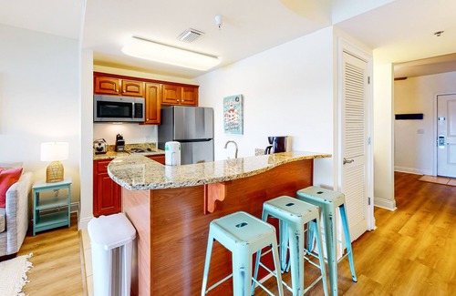 Sunnyside Apartment | Classy condo with lake view, pools, hot tubs & seasonal beach service