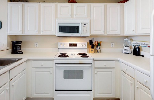 Navarre Beach Condo | Comfortable beachfront condo, beach setup included, quick drive to dining