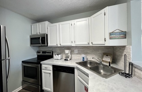 Holiday Isle Condo | Condo #8105 is a beautiful and cozy Studio with Free Beach Service!