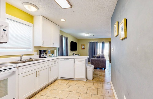 Navarre Beach Condo | Cozy beach condo with amazing views, beach access & on-site pool
