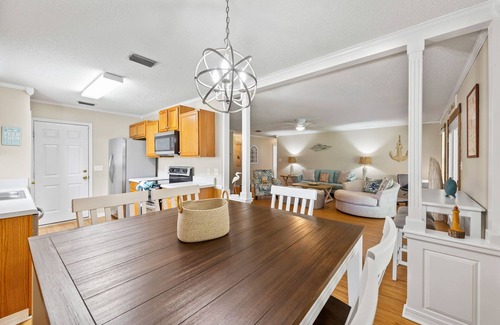 Navarre House | Cozy Coastal Retreat – Perfect for Fall Getaways! Firepit, Hammock & Fun