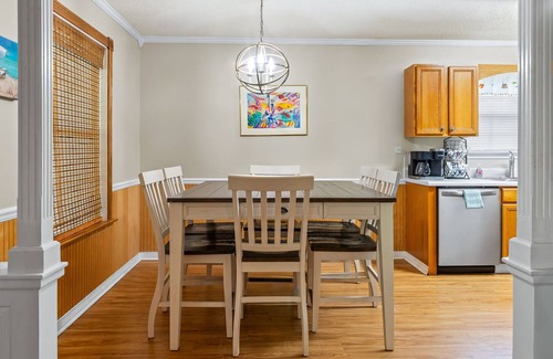 Navarre House | Cozy Coastal Retreat – Perfect for Fall Getaways! Firepit, Hammock & Fun