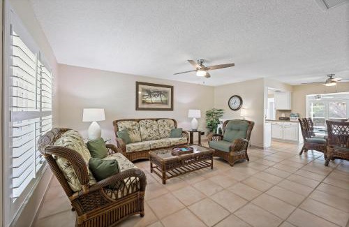 Marco Island House | Cozy home with sunroom, pool and steps to beach