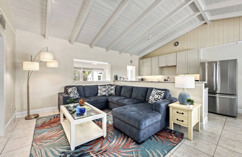 Siesta Key House | Crescent Cottage | Pet Friendly 🐶 w/Private Pool, Lounging Area, Short Walk to Crescent Beach
