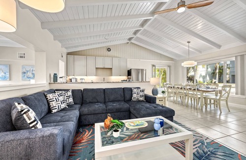 Siesta Key House | Crescent Cottage | Pet Friendly 🐶 w/Private Pool, Lounging Area, Short Walk to Crescent Beach