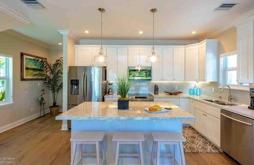 Uptown - Upper Duval House | *DANCE OF THE BUTTERFLIES @ SOUTHERNMOST* New Home & Pool + LAST KEY SERVICES.