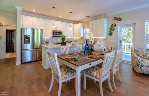 Uptown - Upper Duval House | *DANCE OF THE BUTTERFLIES @ SOUTHERNMOST* New Home & Pool + LAST KEY SERVICES.