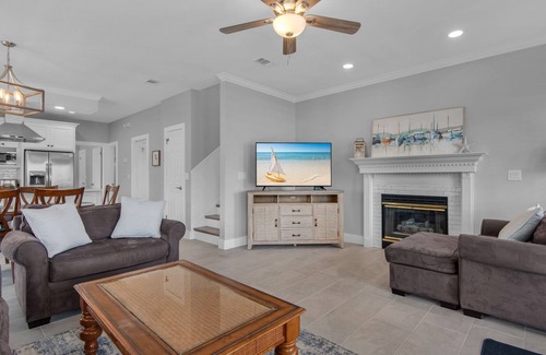 Crystal Beach House | Dog Friendly, Private Pool, Picturesque Neighborhood