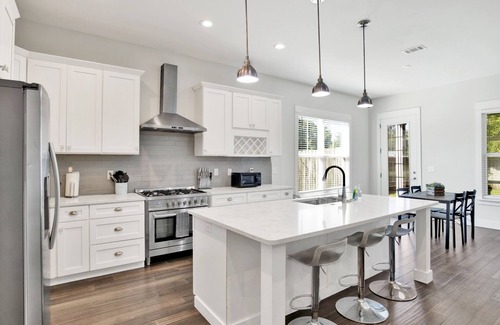 Southeast Pensacola House | East Hill Townhome~Bikes~Downtown~Beaches-Family