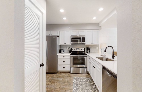 Rosemary Beach Condo | Elegant dwelling on the beach with beautiful view, pool & pickleball