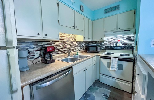 Holiday Beach Condo | Fabulous 1BR Condo with amazing beach views sleeps 4. Park by door. Pool.