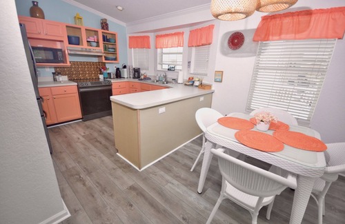 Frangista Beach House | Fall Deals! Snowbirds Welcome! 1block to beach access-Walk to shops/dining/bars