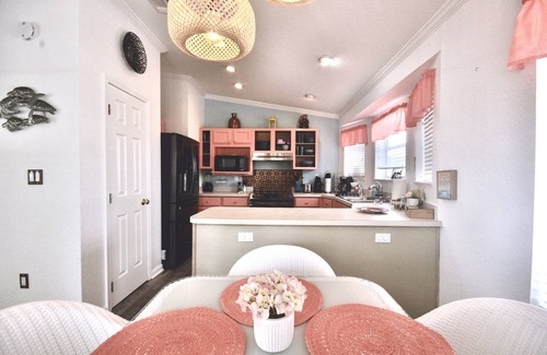 Frangista Beach House | Fall Deals! Snowbirds Welcome! 1block to beach access-Walk to shops/dining/bars