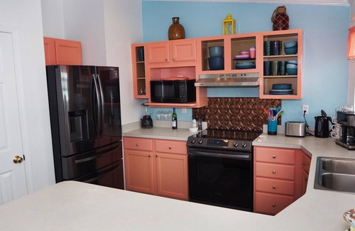 Frangista Beach House | Fall Deals! Snowbirds Welcome! 1block to beach access-Walk to shops/dining/bars
