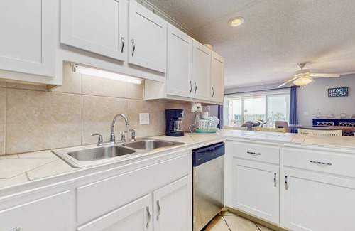 Destin Condo | Family-Friendly Condo with Shared Pool, WiFi, Private Washer/Dryer, & Central AC
