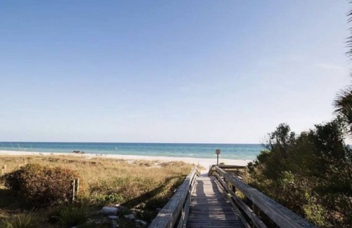 Hollywood Beach House | Florida Beach Cottage 3 minute walk to the beach!