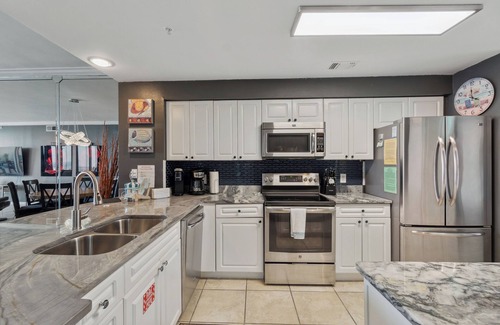 Navarre Beach Condo | Free Beach Service! Newly Updated/Beachy 8th flr condo w/stunning Gulf Views!