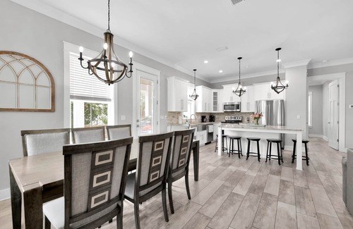 Emerald Waters Village House | Gated Beach Community! Minutes to the BEACH! 4 Bedroom/Sleeps 14!