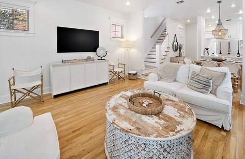 Sunnyside House | "Gemstone" | 5-Minutes to the Beach | Free Beach Chair Service