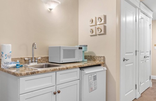 Baytowne Wharf Condo | Golf Cart ~ 2nd Floor Studio ~ Kitchenette ~ Bayside Gated Resort