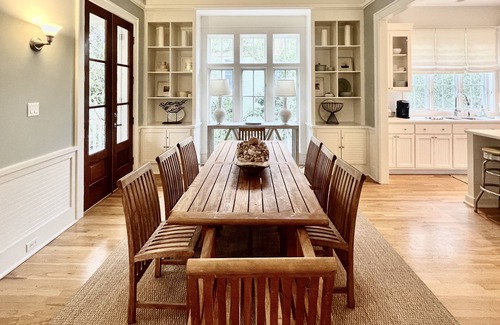 Seaside House | Grand Seaside Ave Home w/Expansive Porches + 2 Adult Bikes!