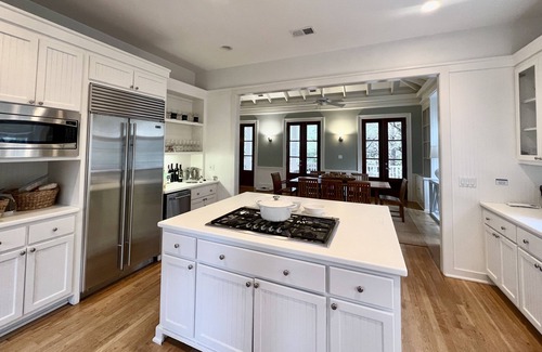 Seaside House | Grand Seaside Ave Home w/Expansive Porches + 2 Adult Bikes!