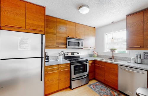 Destin Condo | Ground-floor condo 1/2 block from the beach with patio, central AC, pool & WiFi
