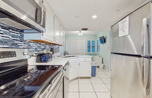 Holiday Isle Condo | Gulf and beachfront condo w/marvelous views, shared pool and hot tub