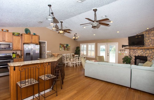 Toilla Segunda House | Gumbo Bungalow: Private Heated Pool w/Swim-up Bar, Volleyball, Ping Pong