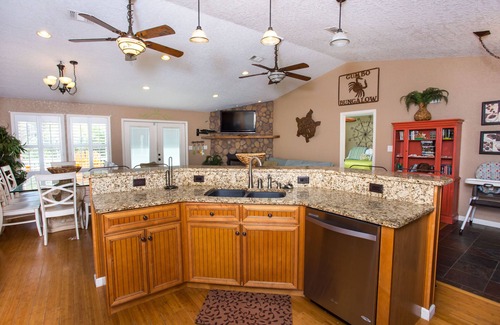 Toilla Segunda House | Gumbo Bungalow: Private Heated Pool w/Swim-up Bar, Volleyball, Ping Pong