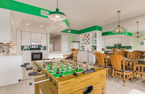 Pensacola Beach Condo | Huge Home In A Fantastic Location ~ Game Room ~ Foosball