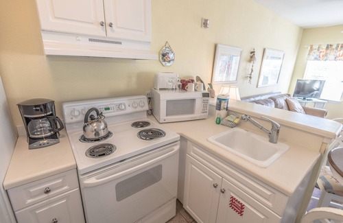 Gulf Place Condo | Inn at Gulf Place #311 (Sunshine in the Inn) - Gulf View, Pool, Tennis Court