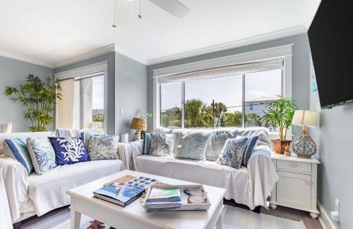 Holiday Isle Apartment | Island Retreat Walk to Beaches & Harbor