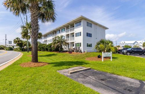 Holiday Isle Apartment | Island Retreat Walk to Beaches & Harbor
