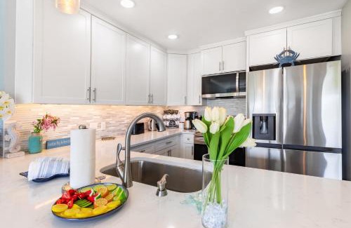 Holiday Isle Apartment | Island Retreat Walk to Beaches & Harbor