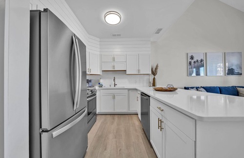 Crystal Shores Condo | King Beds, Balcony w/Ocean View, Steps to Beach